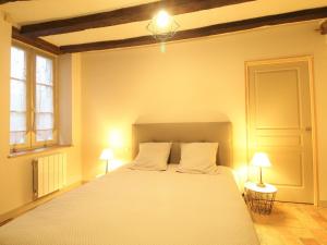 um quarto com uma cama grande e 2 candeeiros em Gîte Baugé en Anjou, 5 pièces, 6 personnes - FR-1-622-29 em Baugé-en-Anjou