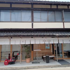 uma scooter estacionada em frente a um edifício em Kiyotaki Ryokan em Hikone