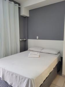 ein Schlafzimmer mit einem großen Bett mit weißer Bettwäsche in der Unterkunft Lindo Studio no Centro SP - Próximo 25 Março in São Paulo