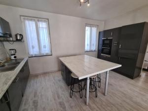 Kuchyňa alebo kuchynka v ubytovaní Maison de ville cosy à Orléans avec parking, proche commerces et loisirs - FR-1-590-245