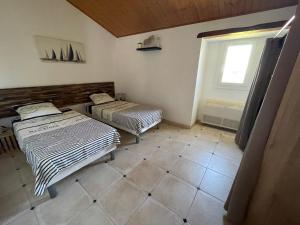 Posteľ alebo postele v izbe v ubytovaní Maison climatisée, 2 gîtes, 2 chambres, 15 hectares, loisirs, animaux acceptés - FR-1-426-520
