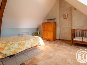 Posteľ alebo postele v izbe v ubytovaní Gîte familial près de la Loire avec grand jardin, parking privé, proche Saumur et activités nautiques - FR-1-622-40