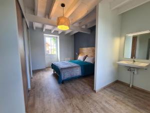 Fotografia z galérie ubytovania Gîte rénové 2022, 20 pers., 8 chambres, PMR, équipements sportifs, parking privé, proche Châtre - FR-1-591-363 v destinácii Le Magny