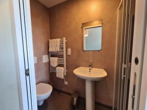 Fotografia z galérie ubytovania Gîte rénové 2022, 20 pers., 8 chambres, PMR, équipements sportifs, parking privé, proche Châtre - FR-1-591-363 v destinácii Le Magny