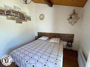 um quarto com uma cama e uma cabeceira em madeira em Gîte Bouin, 3 pièces, 6 personnes - FR-1-426-521 em Bouin