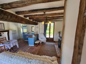 Posedenie v ubytovaní Gîte charmant en Berry avec terrasse, jardin, parking et chauffage inclus - FR-1-591-364