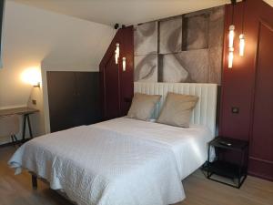 um quarto com uma grande cama branca e 2 almofadas em Gîte Bruère-Allichamps, 6 pièces, 10 personnes - FR-1-586-26 em Bruère-Allichamps