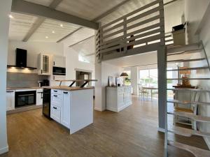 Kuchyňa alebo kuchynka v ubytovaní Maison rénovée avec terrasse et jardin clos à 30m de la mer, parking, wifi - FR-1-306-1228