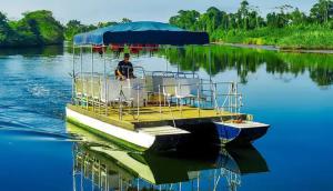 un homme assis sur un bateau sur l'eau dans l'établissement Flat Incrível - Livyd Angra dos Reis - Hotel do Bosque 3p, à Angra dos Reis