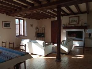 ein Wohnzimmer mit 2 weißen Sofas und einem Kamin in der Unterkunft Gîte Arthon, 5 pièces, 8 personnes - FR-1-591-372 in Arthon