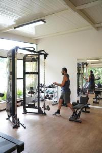 a man in a gym working out in a gym at Flat Incrível - Livyd Angra dos Reis - Hotel do Bosque 3p in Angra dos Reis