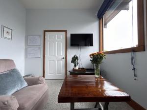 sala de estar con sofá y mesa en Charming Hidden Gem- Ocean View and Marina en Campbell River
