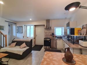 sala de estar con sofá y cocina en Gîte Buxières-sous-les-Côtes, 2 pièces, 4 personnes - FR-1-585-90, en Buxières-sous-les-Côtes