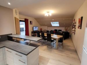 Fotografia z galérie ubytovania Superbe appartement lumineux avec terrasse, 3 chambres, proche des commerces et stations de ski - FR-1-589-431 v destinácii Le Thillot