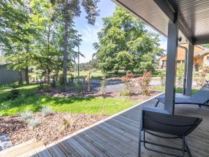 Vonkajšia záhrada v ubytovaní Golf, Bain à Remous, Piscine et Activités Ludiques : Lodge de Luxe pour 4 Adultes + 2 Enfants - FR-1-582-368