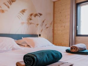 Posteľ alebo postele v izbe v ubytovaní Lodge PMR avec jacuzzi privatif, accès spa et activités au bord du golf! - FR-1-582-372