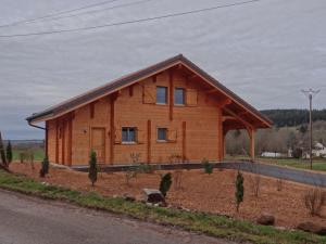 una gran casa de madera con en Gîte Girmont-Val-d'Ajol, 4 pièces, 6 personnes - FR-1-589-472 en Girmont-Val-dʼAjol