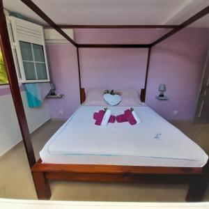 ein Bett mit einem Teddybär drauf in der Unterkunft Janelle in Le Diamant
