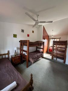 1 dormitorio con 2 literas y ventilador de techo en CASA GRAND BOURG CON MAGNÍFICA VISTA Y PILETA en Salta