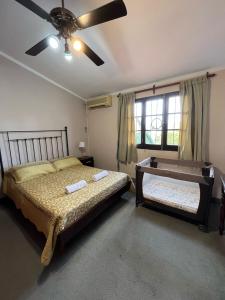 1 Schlafzimmer mit 2 Betten und einem Deckenventilator in der Unterkunft CASA GRAND BOURG CON MAGNÍFICA VISTA Y PILETA in Salta