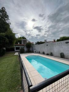 una piscina en un patio con una valla en CASA GRAND BOURG CON MAGNÍFICA VISTA Y PILETA en Salta