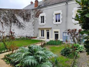 una casa antigua con un jardín delante de ella en Gîte Saint-Marcel, 4 pièces, 7 personnes - FR-1-591-444, en Saint-Marcel