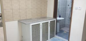 y baño con ducha, lavabo y aseo. en HOUSE IN AL AIN - 3, en Al Ain