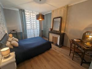 a bedroom with a bed and a desk and a mirror at Séjour détente et confort à Châteauvillain, 2 ch, Parc national de forêts, tarifs tout compris - FR-1-611-94 in Châteauvillain