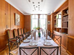 Φωτογραφία από το άλμπουμ του Manoir 19e 7 chambres, piscine chauffée, parc arboré proche lac en Champagne - FR-1-611-95 σε Montier-en-Der