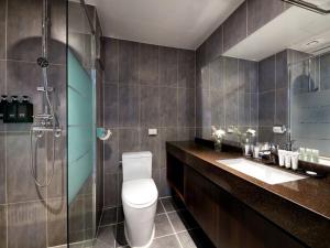 a bathroom with a toilet and a shower and a sink at Hotel K-Tree Pyeongtaek in Pyeongtaek