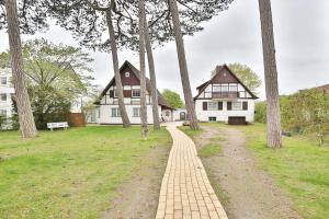 un camino de ladrillo delante de una casa en Haus Strandidyll Haus1, en Timmendorfer Strand