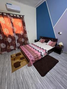Zimmer mit einem Bett in einem Zimmer mit einem Fenster in der Unterkunft RESIDENCE OUAGA in Ouagadougou