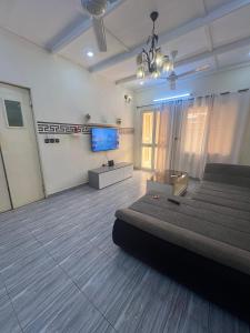 um quarto amplo com uma cama e uma televisão de ecrã plano em RESIDENCE OUAGA em Ouagadougou