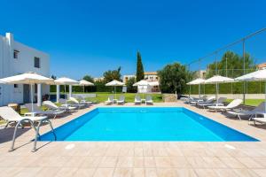 Bazén v ubytovaní Villa Mare by Delfinia Resort alebo v jeho blízkosti
