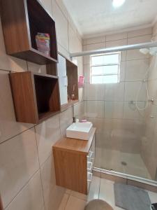 a bathroom with a sink and a shower at Apt próximo ao Consulado in Porto Alegre