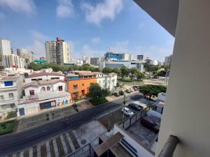 vistas a una calle de la ciudad con edificios y coches en Encantador apartamento con excelente ubicación, en Lima