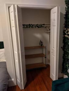 フィラデルフィアにあるNew Gardenroom 2 Beds (apt4)のクローゼット、ベッド、ドアが備わる客室です。