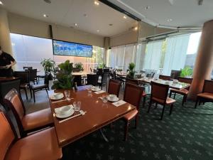 a dining room with tables and chairs in a restaurant at Brisbane Top Floor River Views Near Suncorp Stadium in Brisbane