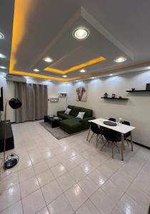 Una sala de estar con un sofá verde y una mesa. en Le cocon by sdm, en Dakar