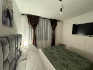 Habitación de hotel con cama y TV de pantalla plana. en GIBRALTAR, en Manizales