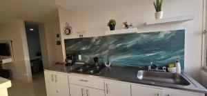 una cucina con un lavello e un piano di lavoro di APARTAMENTO ISLABLANCA PARQUE DEL CAFE MONTENEGRO a Montenegro Altre 57 foto