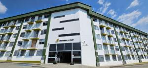 un edificio bianco con balconi sul lato di APARTAMENTO ISLABLANCA PARQUE DEL CAFE MONTENEGRO a Montenegro