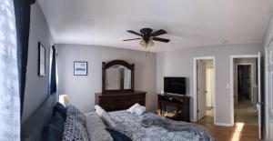um quarto com uma cama e uma ventoinha de tecto em Townhouse near shopping/dining em Winterville