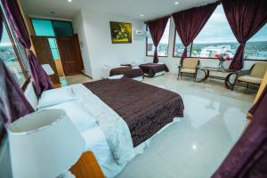 阿約拉港的住宿－Galápagos Trip，一间带大床的卧室和一间客厅
