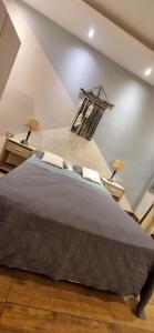 フォルモーサにあるCasa en alquiler temporario Formosaのベッドルーム1室(ベッド1台、ランプ付きテーブル2台付)