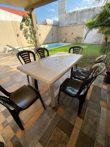 einen weißen Tisch und Stühle auf einer Terrasse in der Unterkunft Casa en alquiler temporario Formosa in Formosa