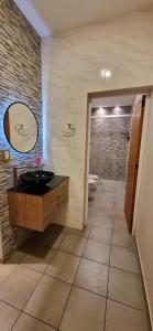 a bathroom with a black sink and a toilet at Casa en alquiler temporario Formosa in Formosa
