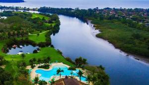an aerial view of a golf course next to a river at Flat Incrível - Livyd Angra dos Reis - Hotel do Bosque 5p in Angra dos Reis