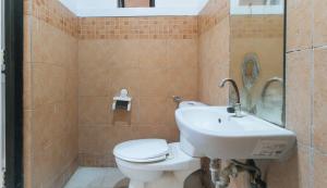 Ένα μπάνιο στο RedDoorz @ Moss Hotel Dasmarinas