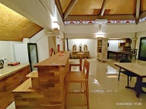 Een TV en/of entertainmentcenter bij Ananda's Sanur by ABM
